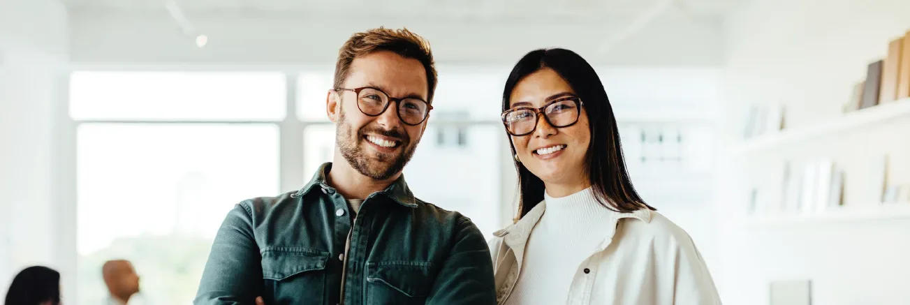 une femme et un homme souriants