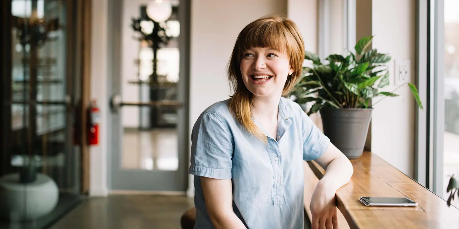 Femme avec un large sourire